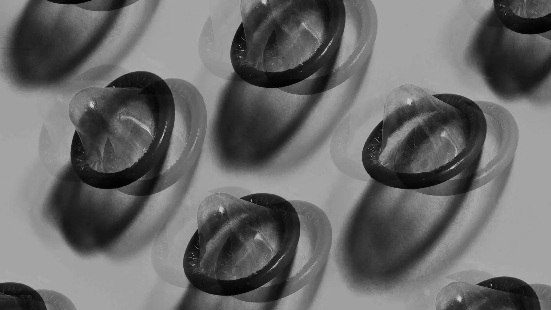Condoms disposés en motif, photographiés en noir et blanc